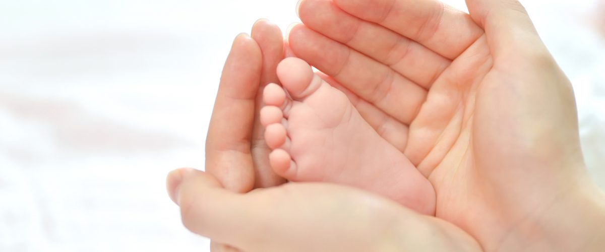 baby-feet-in-mother-hands